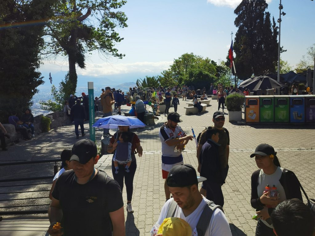 Personas caminando en el mirador de la cumbre del cerro San Cristóbal. Foto propia de Nicolás Morales.