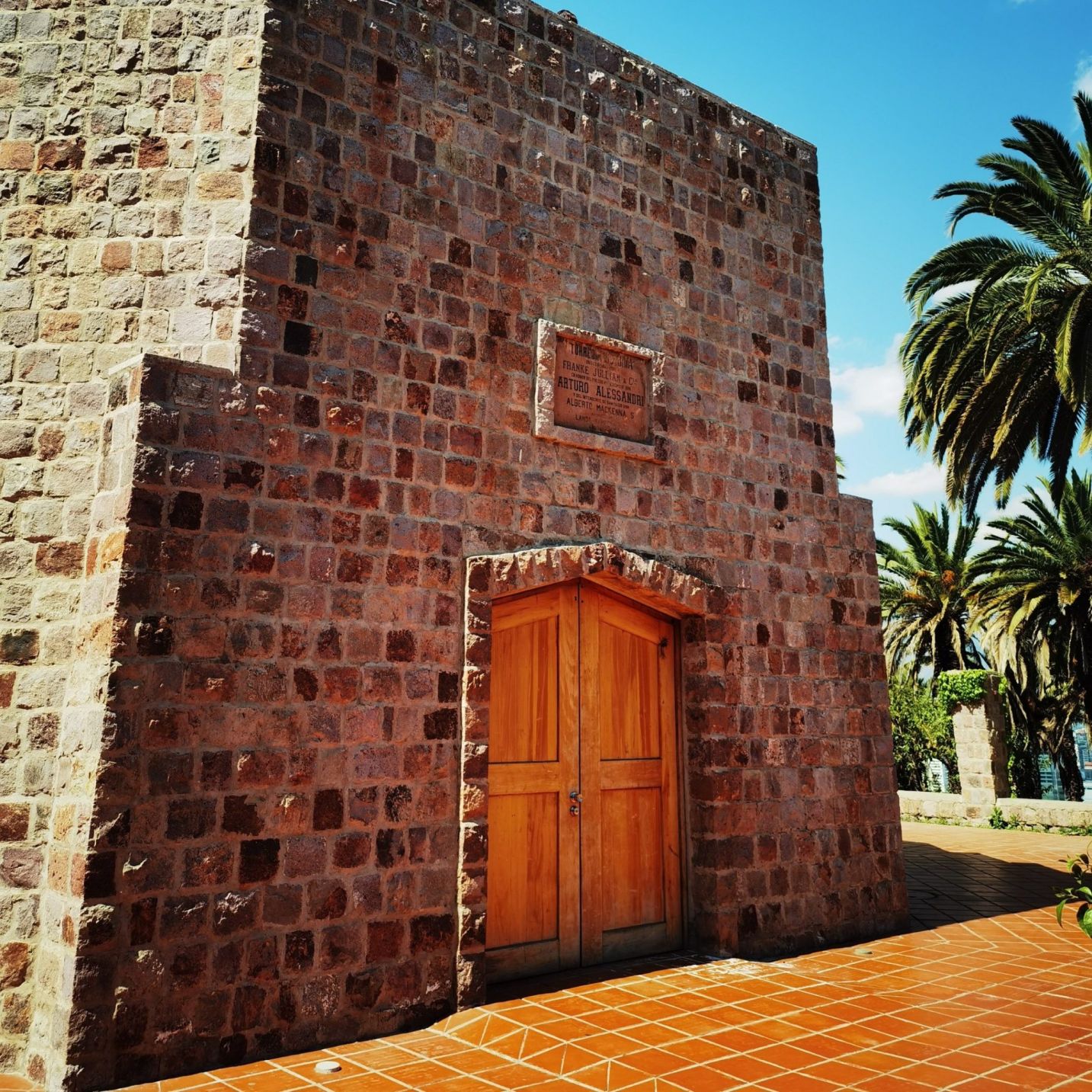 Fachada del torreón Victoria, hecho de piedra con una puerta de madera que incluye una inscripción encima. Foto propia de Nicolás Morales.