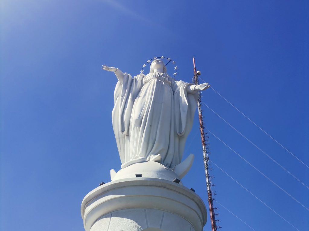 Virgen del Cerro San Cristóbal con el cielo despejado de fondo. Foto propia de Nicolás Morales.