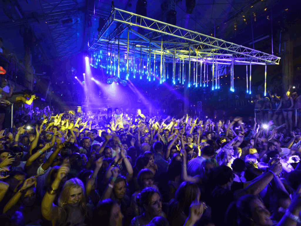 Foto de una disco. Hay muchas, cada una con sus distintivos. Libre de derecho y autor Amnesia Ibiza.
