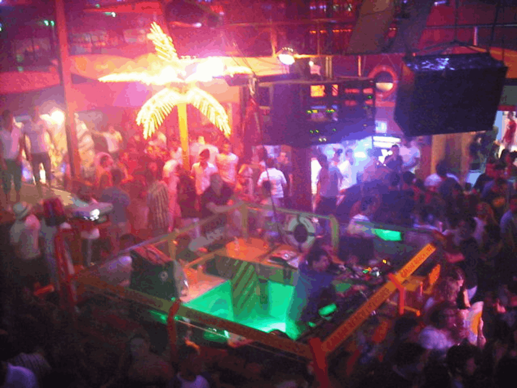 Imagen de una discoteca, punto de reunión para todas las edades. Libre de derechos y autor Xurxo15.