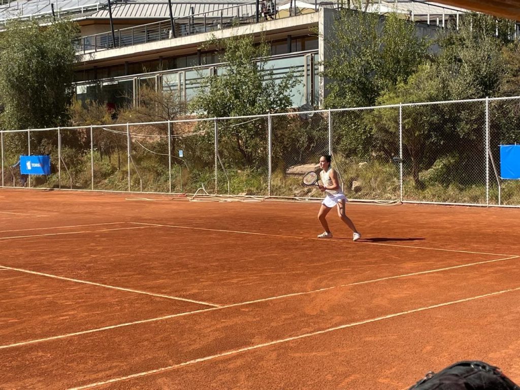 Tenista practicando su golpeo de revés en la liga de tenis TD.