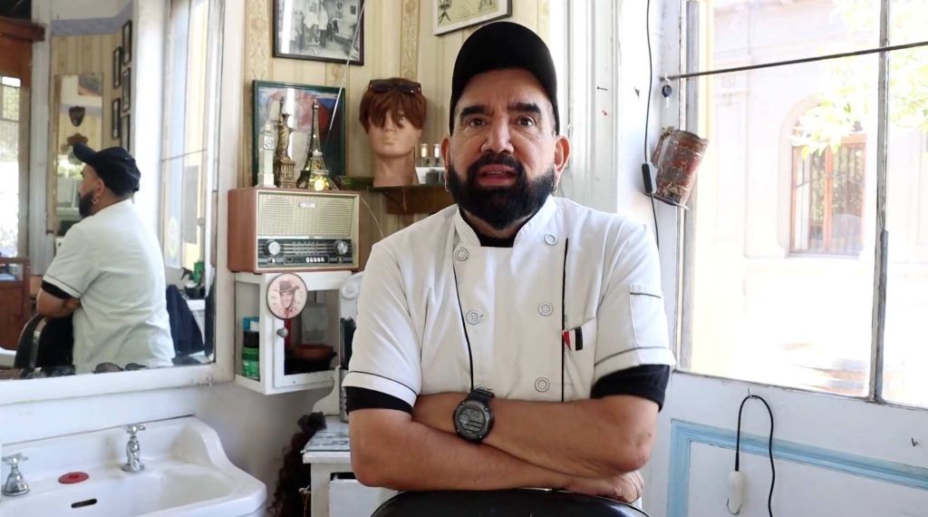 Retrato de Juan Ángel, peluquero desde hace once años en la Peluquería Francesa (Fotografía por Indigo Prado).