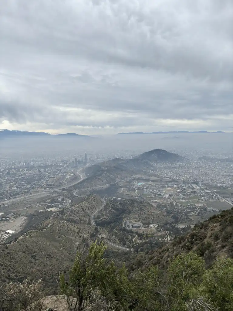 Vista panorámica de la cumbre del cerro Carbón, ciudad de Santiago de fondo. Autor: José Tomás Guzmán