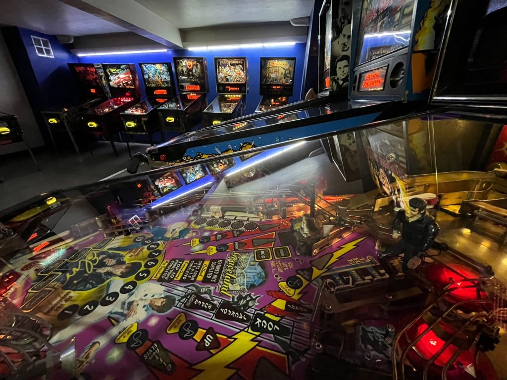 Imagen donde se visualizan gran cantidad de maquinas de  pinball, destacando la de Iron Maiden entre otras. Imagen propia. Autor: María Jesús Caro.
