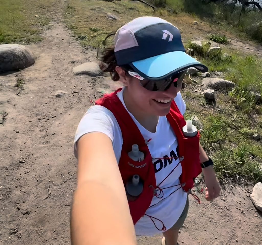 Selfie de Maya Hall mientras entrenaba para una de sus carreras en el Cerro Carbón. Aparece ocupando polera y chaleco de trail running de Salomon, junto a unos lentes y gorro. 