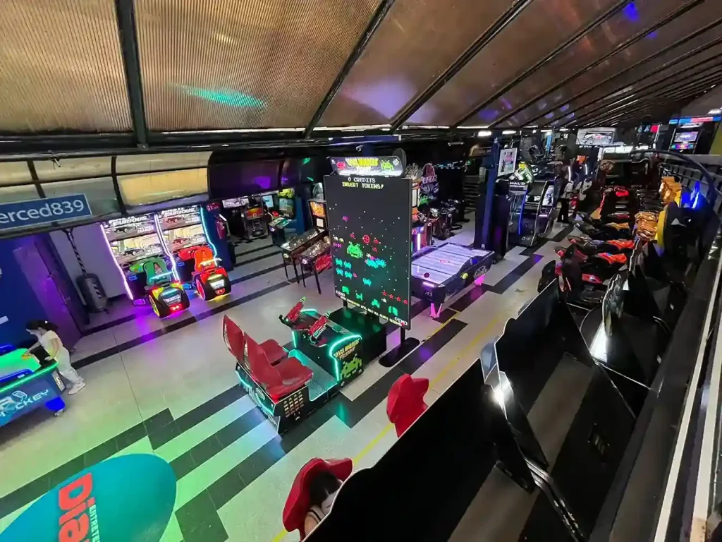 Imagen donde se visualizan gran cantidad de maquinas de videojuegos como Space Invaders, Mario Kart, pinball, entre otras. Imagen propia. Autor: Matías Sánchez.