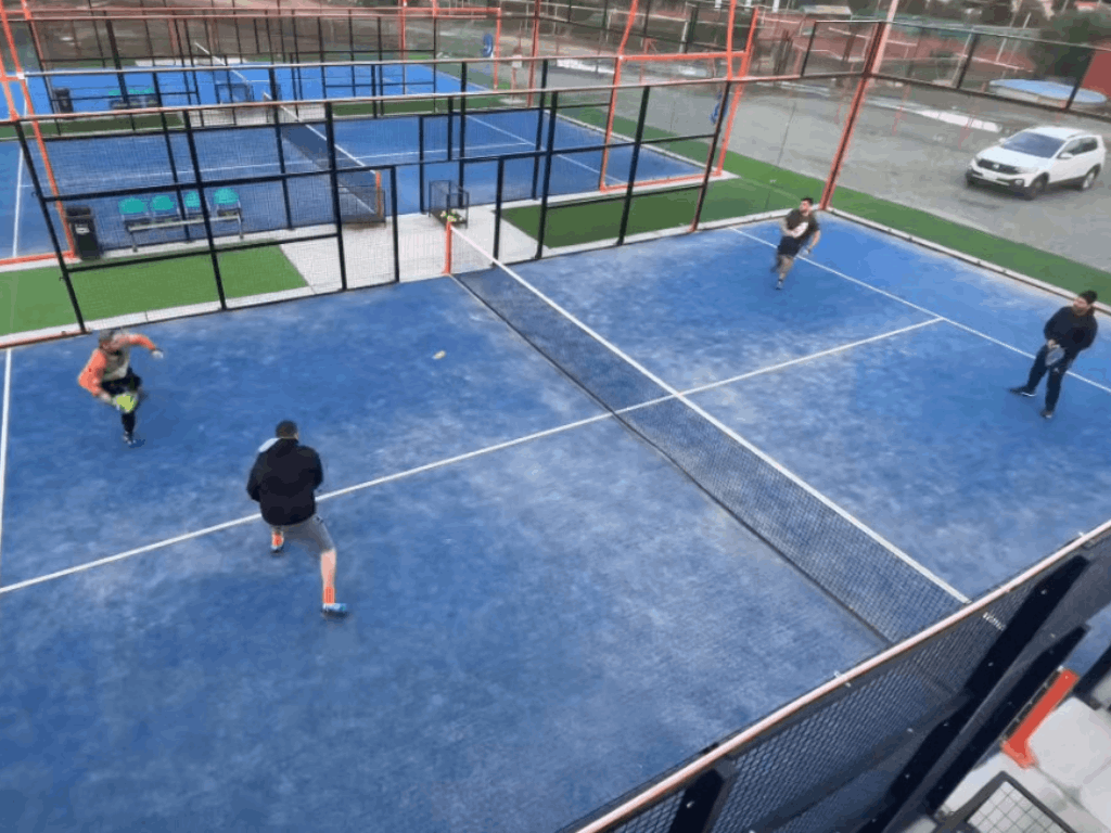 Un juego de pádel en plena acción. Imagen extraída de una captura de un video de autoría propia
